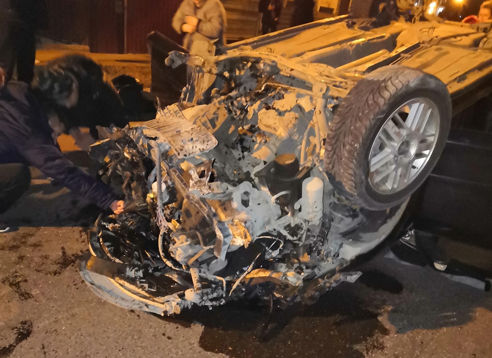 Ночью в Астрахани перевернулся автомобиль, водитель в больнице