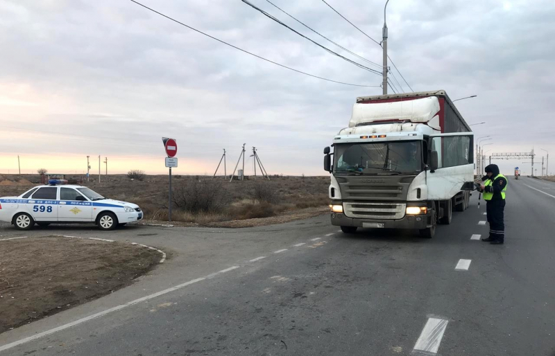 В Астрахани принялись проверять грузовики
