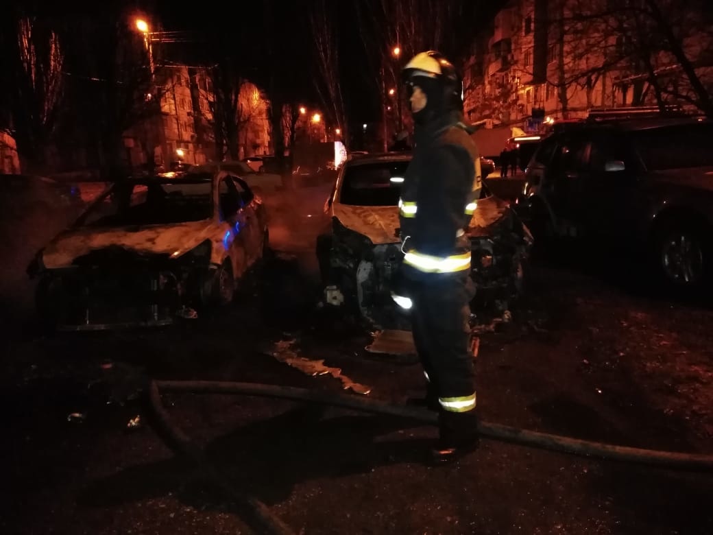 Рано утром в Астрахани горели автомобили