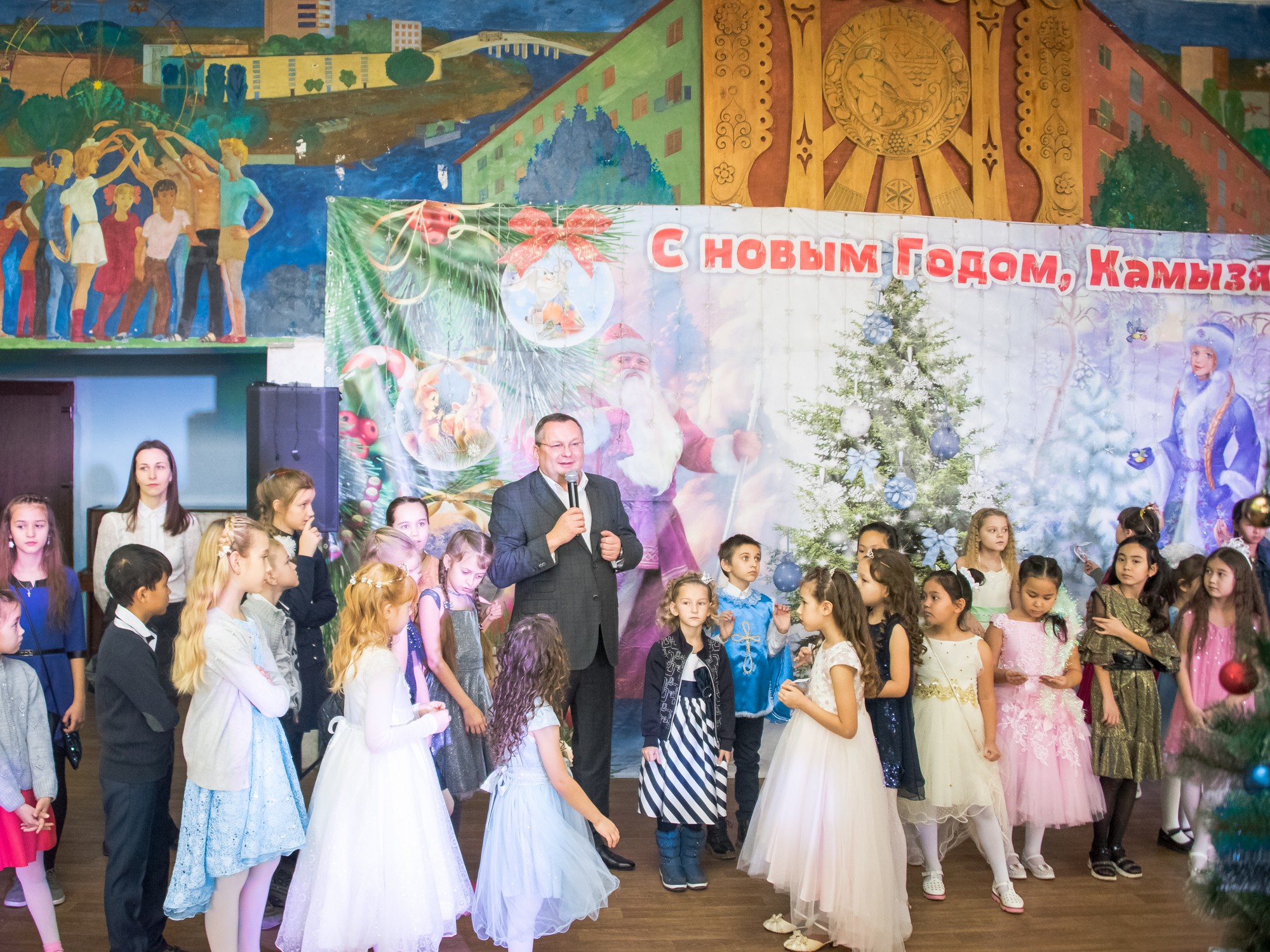 Игорь Мартынов поздравил детей с наступающим Новым годом в Камызяке