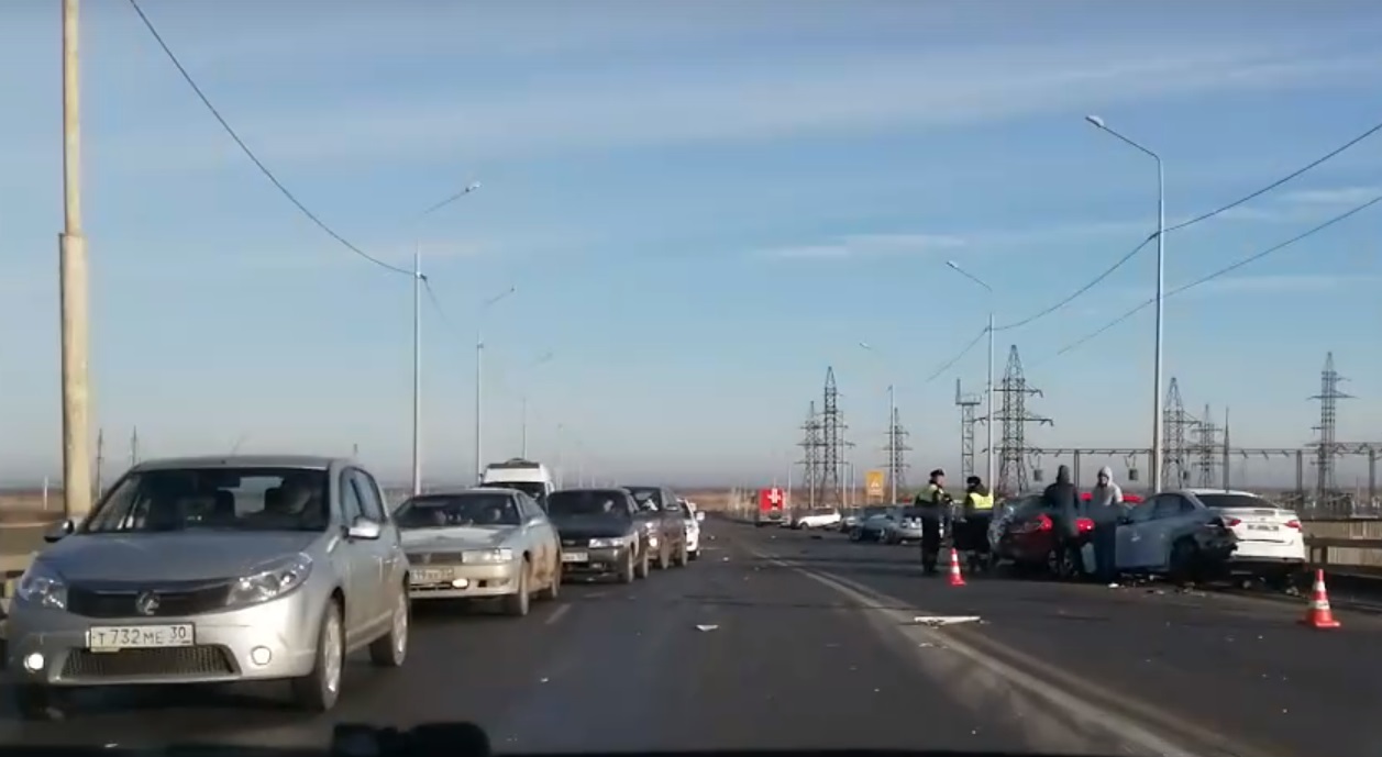 В Астрахани столкнулись 9 машин, трое пострадавших