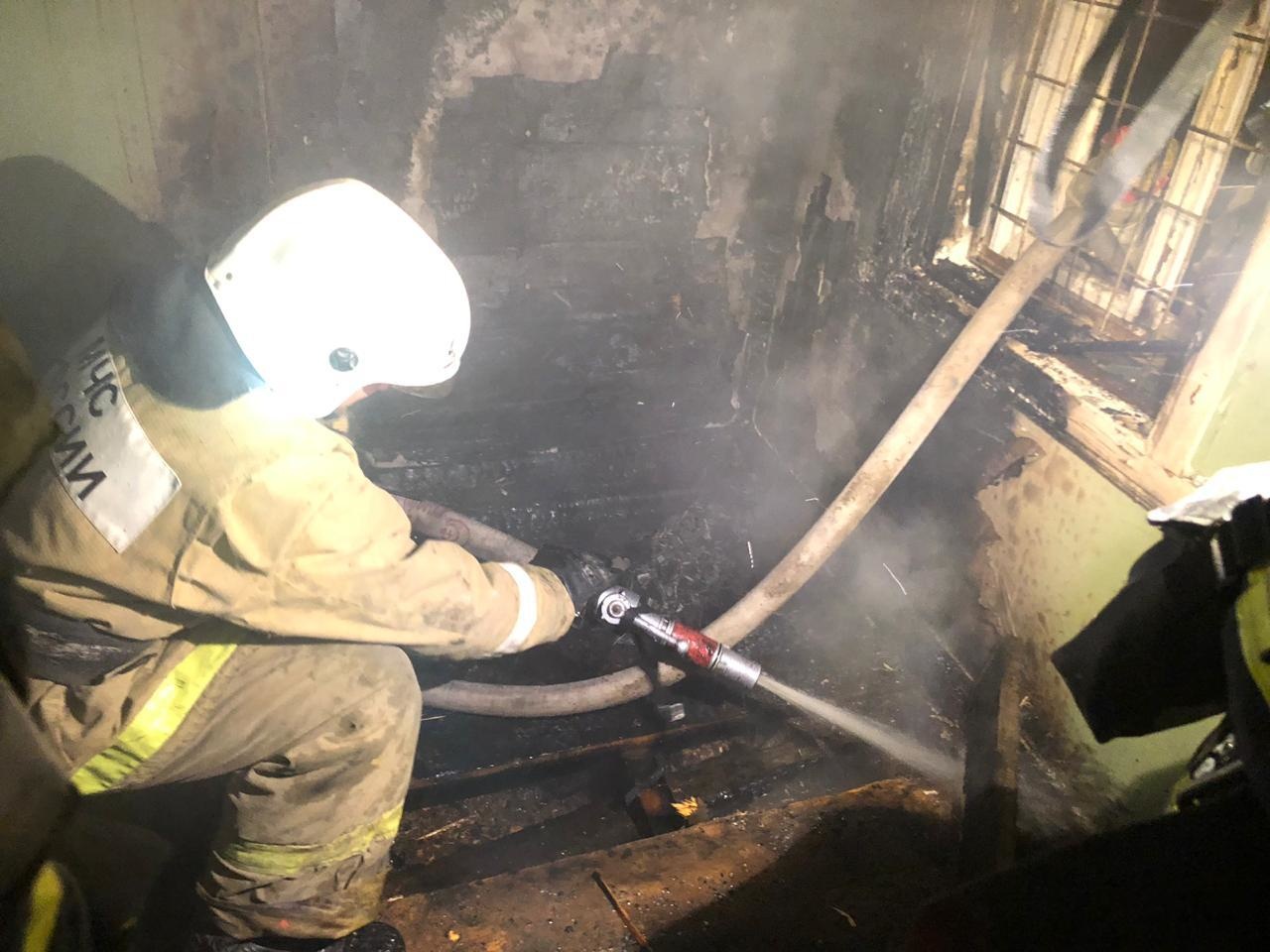 В городе Нариманов сгорела квартира, спасены 2 человека