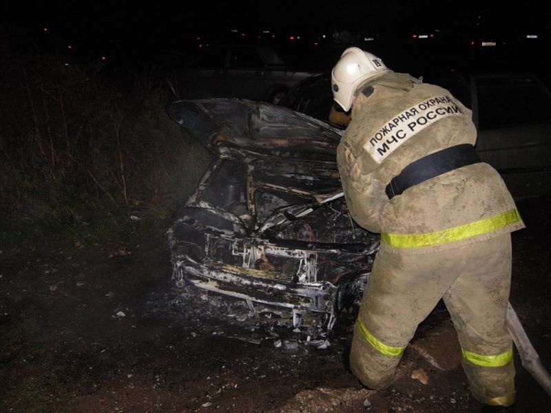 Этой ночью в Астрахани сгорел балкон и автомобиль