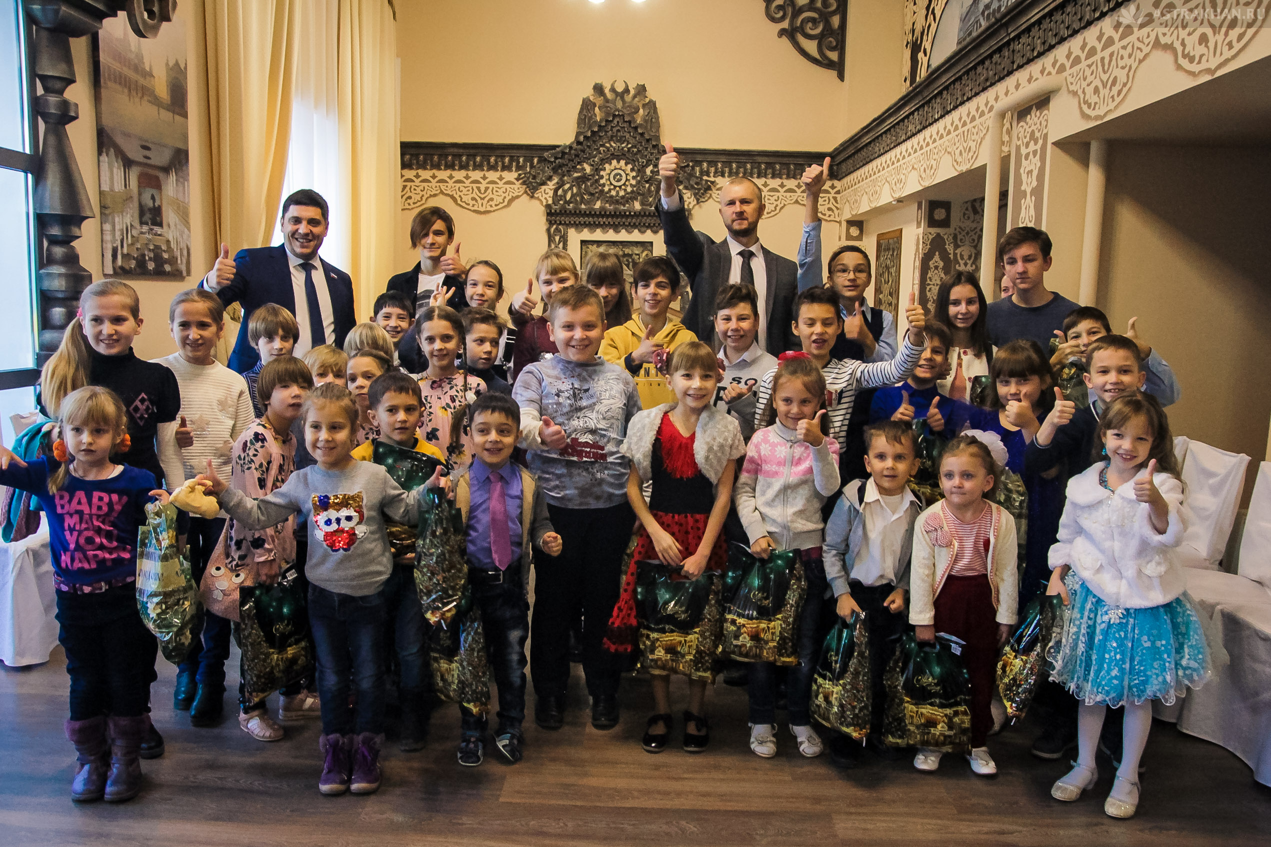 Депутат Андрей Невлюдов и его помощник Владимир Лимонов поздравили детей в Театре Оперы и Балета