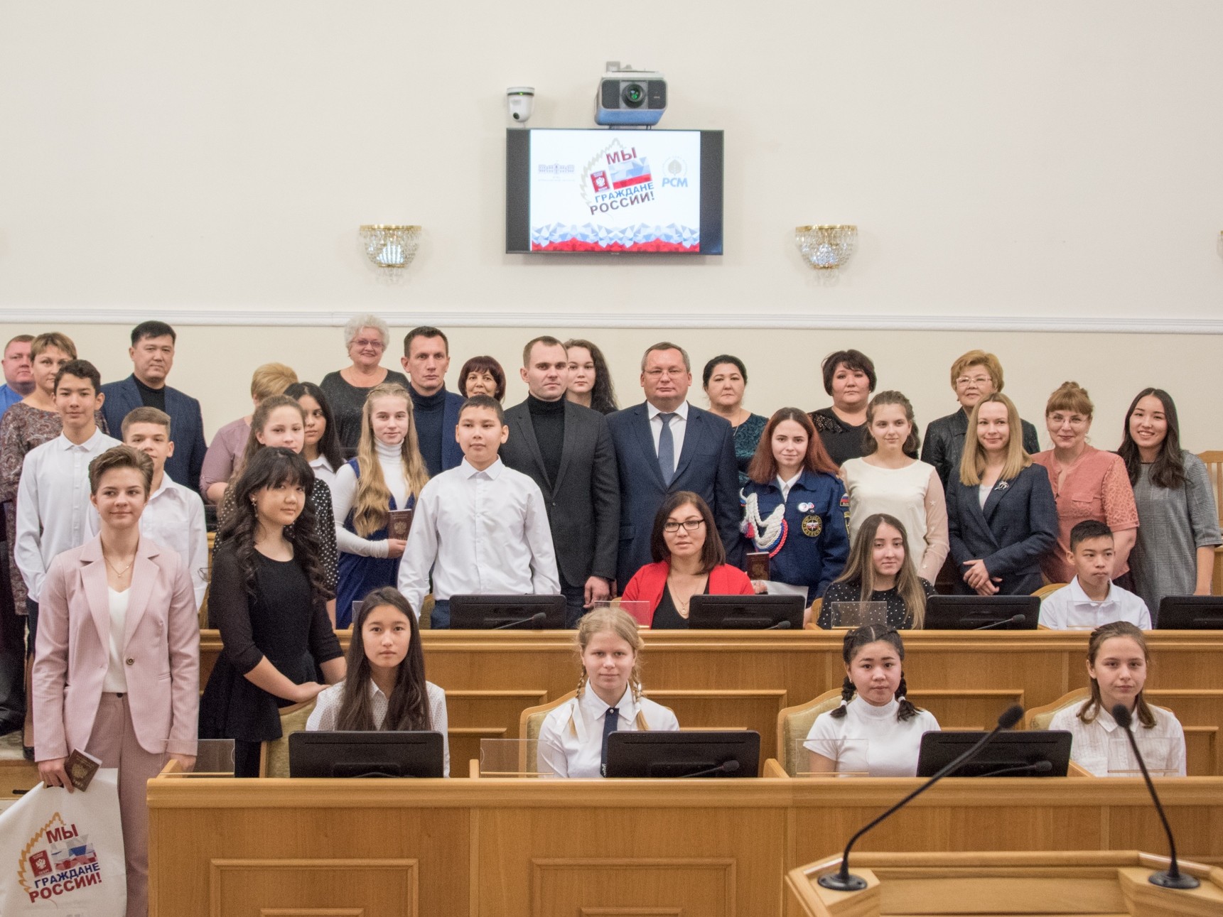 Отличившиеся школьники получили паспорта из рук Игоря Мартынова