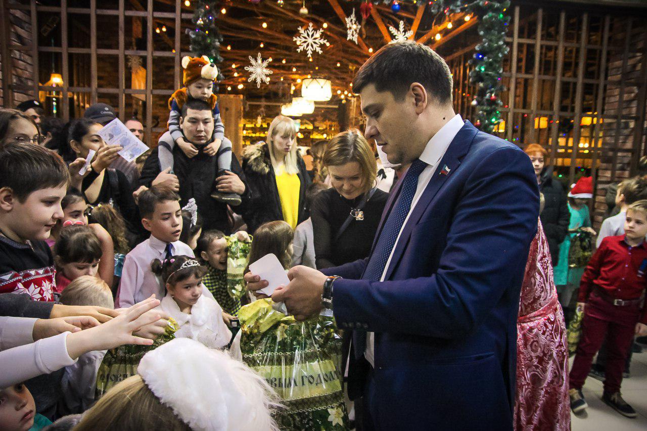 Депутат Андрей Невлюдов поздравил детей с наступающим Новым годом в ТРЦ CITY