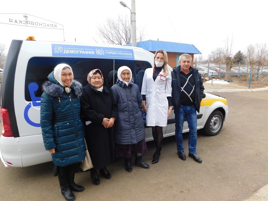 В Астраханской области мобильные бригады возят пенсионеров в больницы
