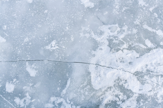 Двое рыбаков провалились под лед, один не выжил