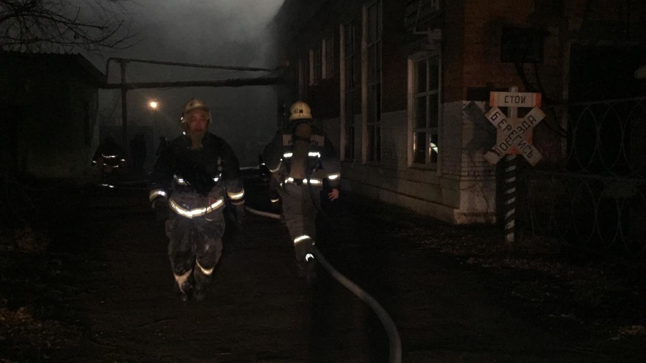 В Астрахани тушат пожар на ТРЗ
