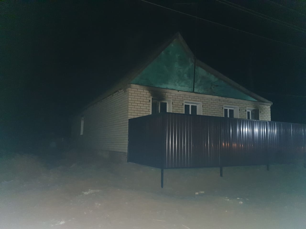 Под Астраханью из горящего дома спасли 3 человек