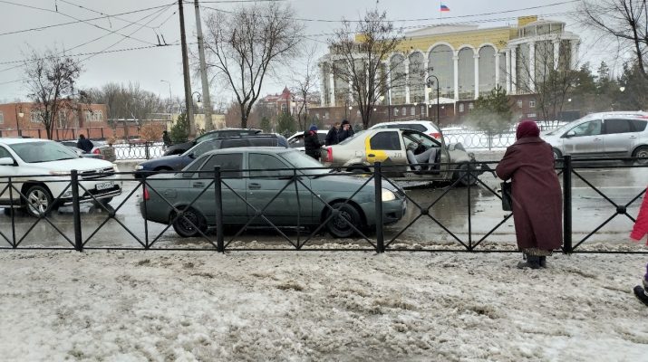 В центре Астрахани столкнулись маршрутка и такси