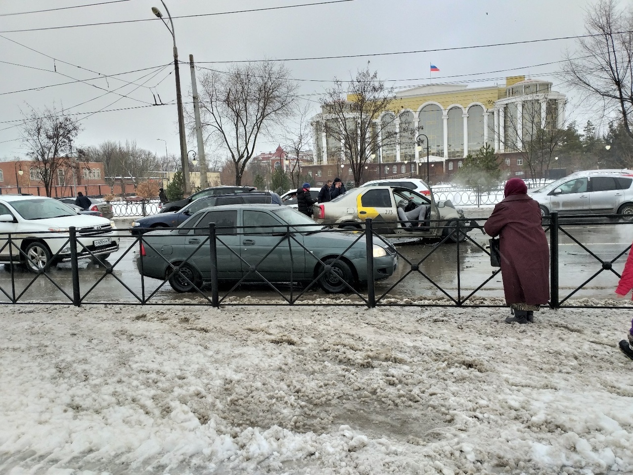В центре Астрахани столкнулись маршрутка и такси