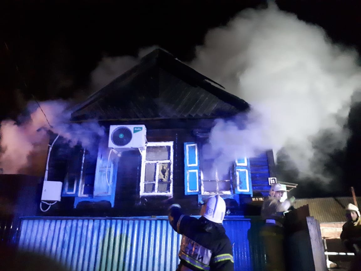 Под Астраханью тушили пожар в жилом доме