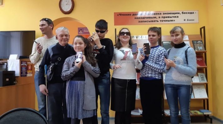 В Астрахани инвалиды по зрению осваивают смартфоны