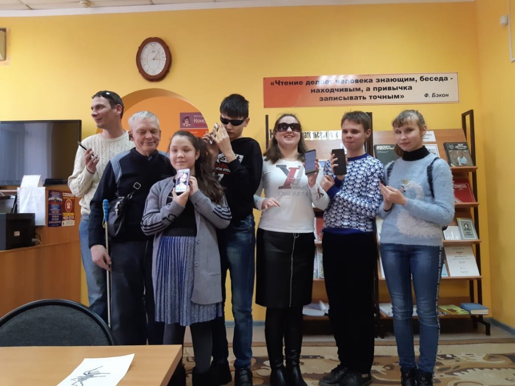 В Астрахани инвалиды по зрению осваивают смартфоны