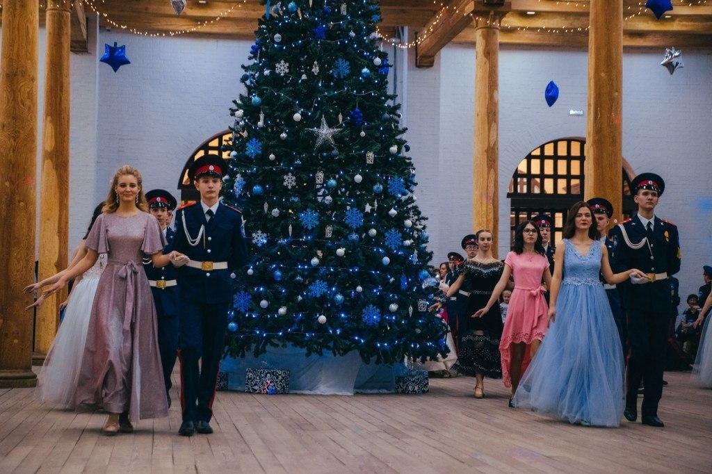 Традиционный казачий кадетский бал состоялся в Астраханском Кремле