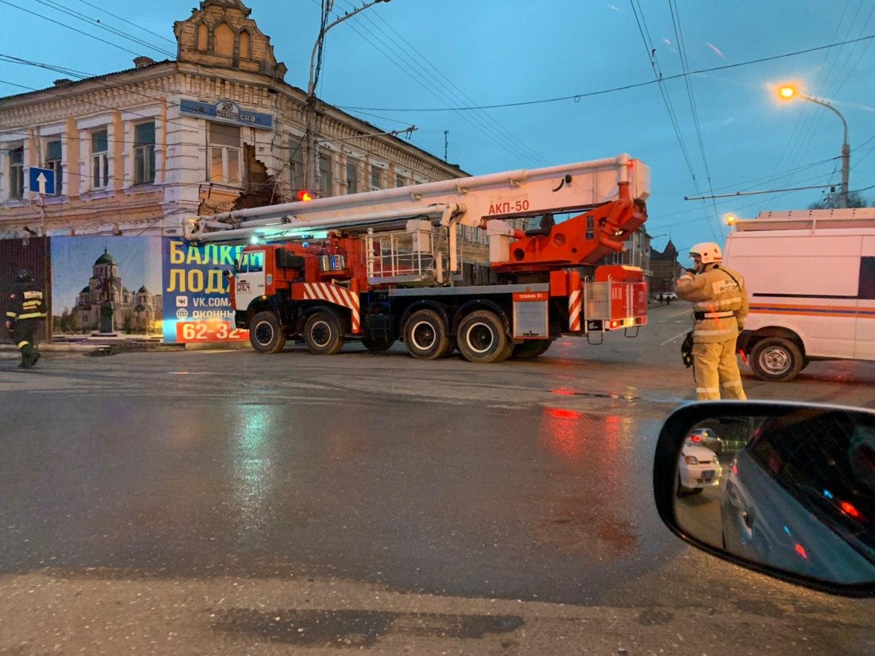 В Астрахани снова крупный пожар. Город встал в пробке.
