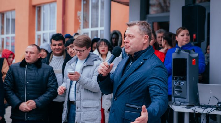 Игорь Бабушкин угостил студентов глинтвейном