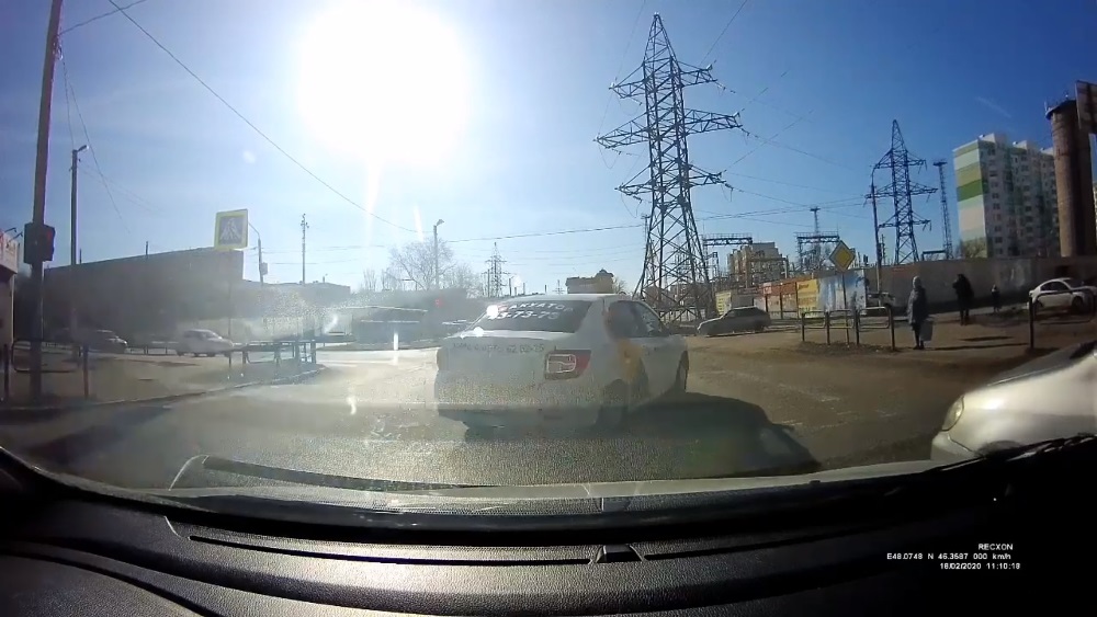 В Астрахани таксист проехал по встречной на красный сигнал