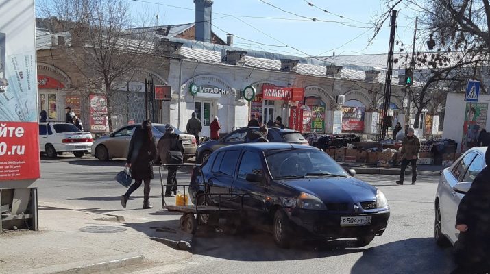 в Астрахани автомобиль столкнулся с тележкой