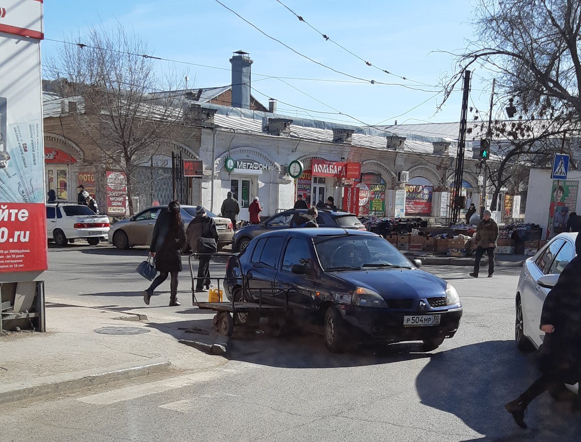 в Астрахани автомобиль столкнулся с тележкой