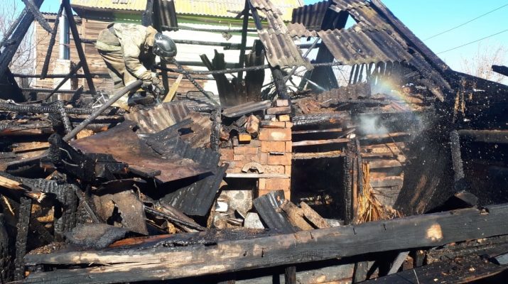 В Астрахани сгорели три квартиры и дом