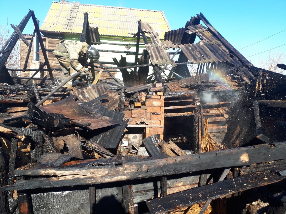 В Астрахани сгорели три квартиры и дом