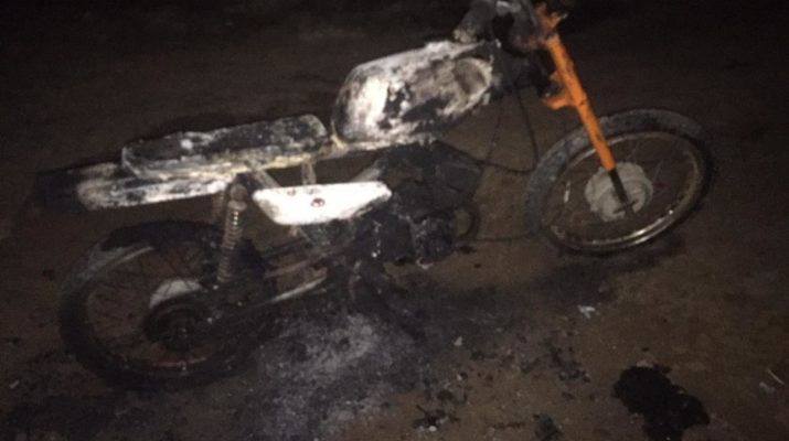 В Астрахани пожарные потушили балкон и мотоцикл