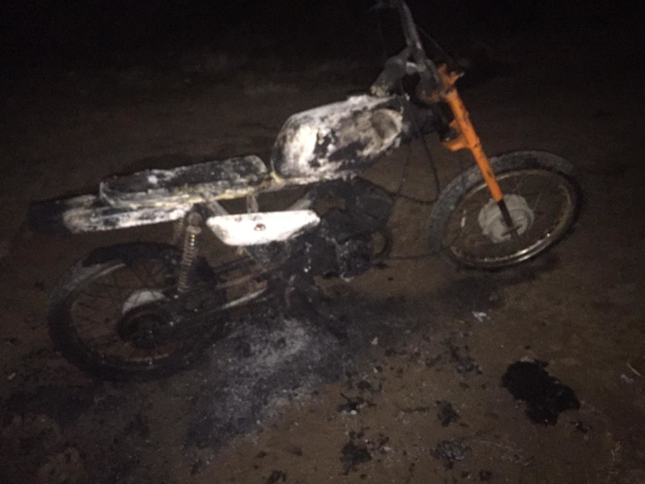 В Астрахани пожарные потушили балкон и мотоцикл