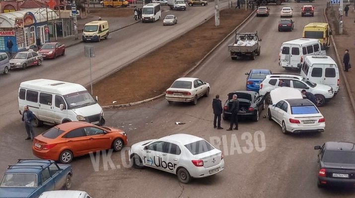 В Астрахани в массовой аварии пострадали более 5 автомобилей