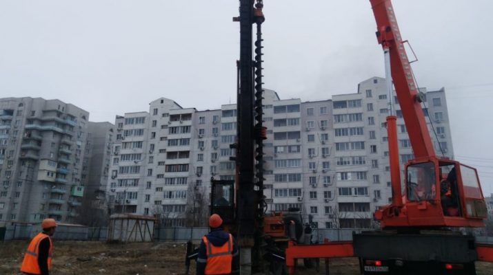 В Ленинском районе приступили к строительству дома для переселенцев