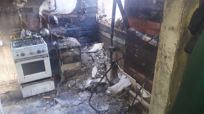 Пожарные потушили пожар в жилом доме и бане