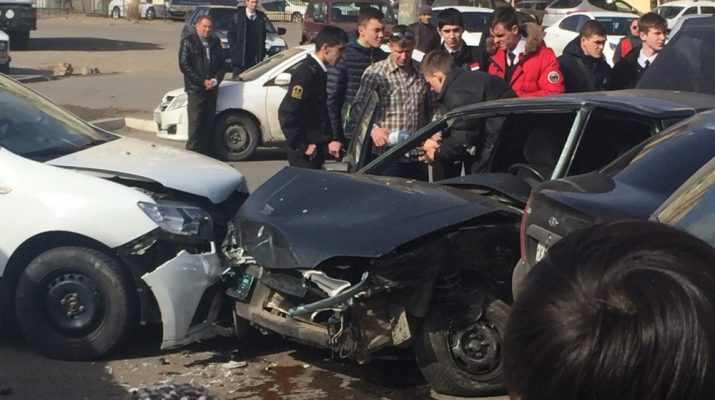 В Астрахани столкнулись 3 автомобиля, на месте работают спасатели