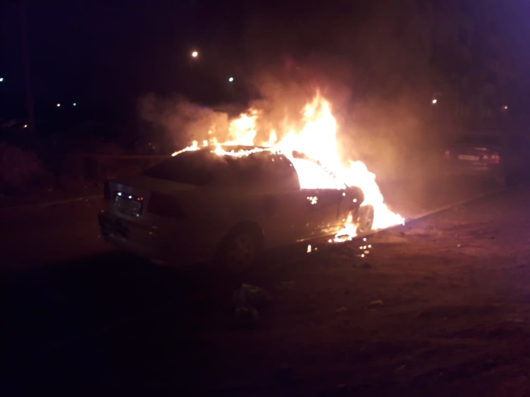 В Астрахани сгорели 3 автомобиля и гараж