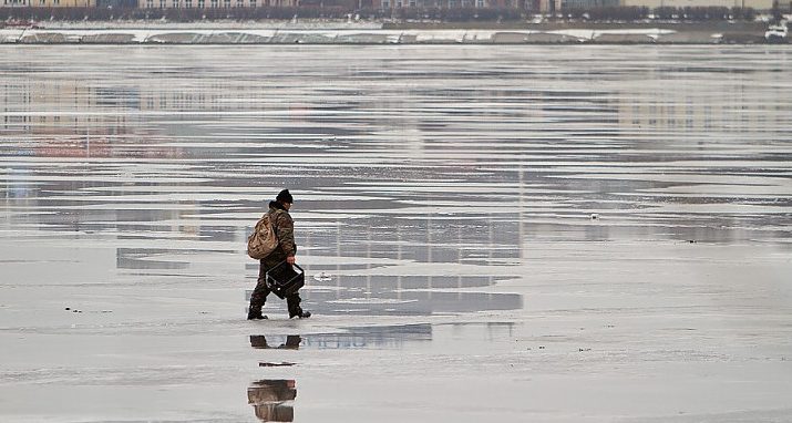 Под Астраханью рыбак провалился под лед