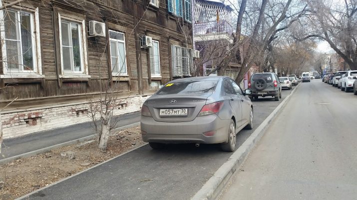 Астраханские водители облюбовали тротуар