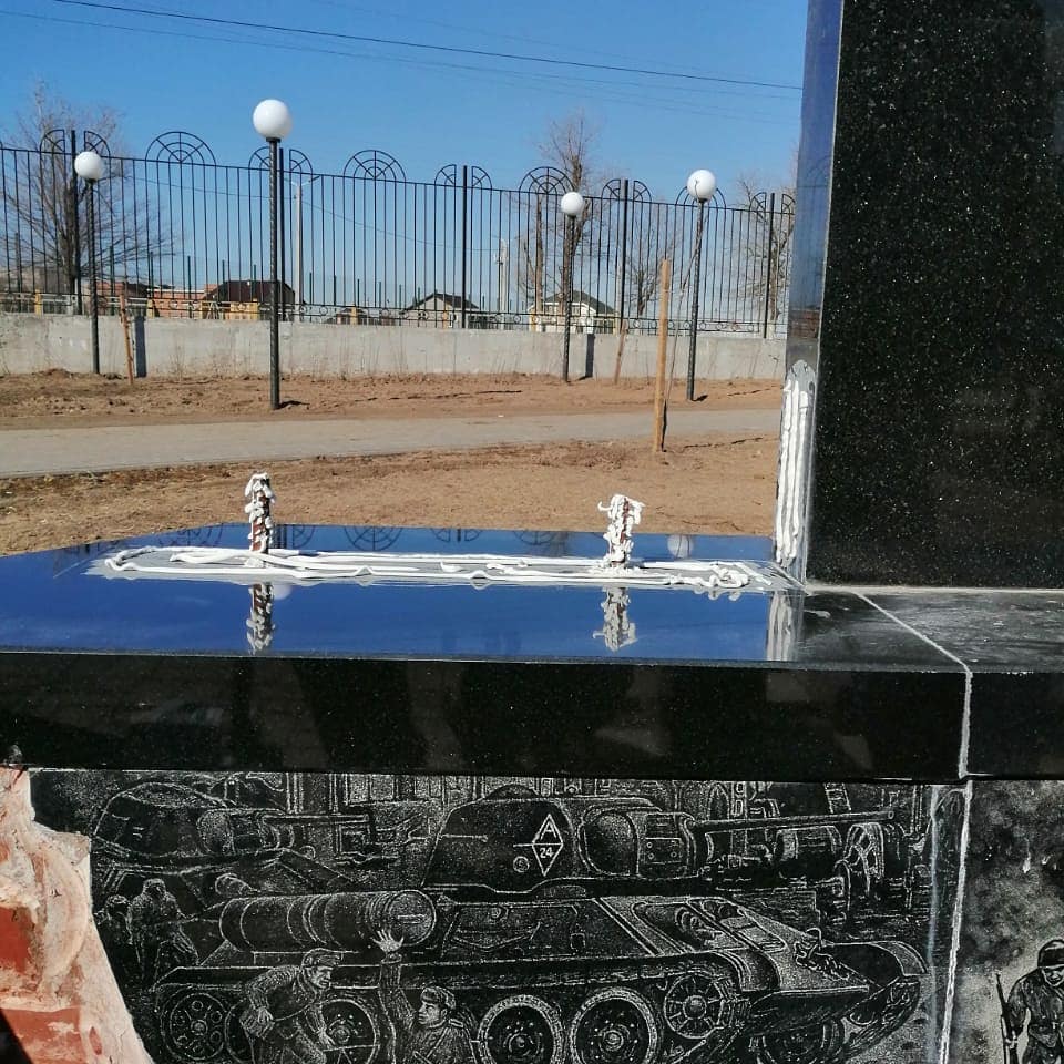 Памятник в парке мкр 3-й Интернационал отремонтировали