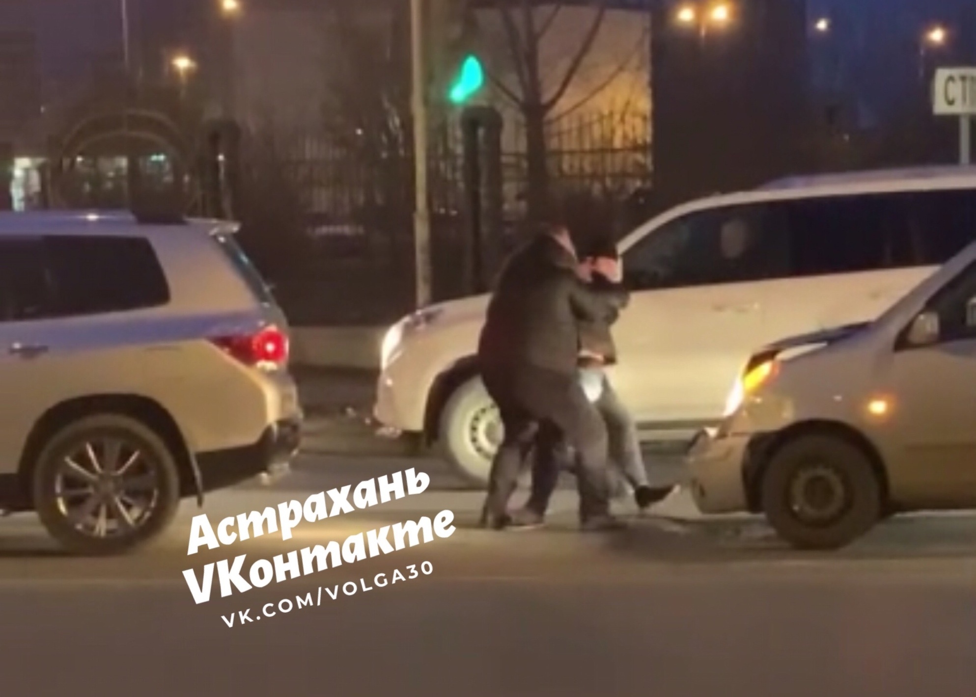 Астраханские водители подрались из-за ДТП
