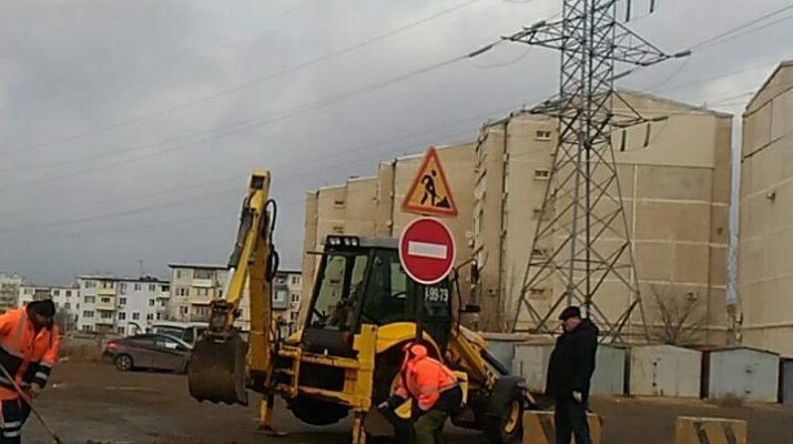На улице Бориса Алексеева перекрыли место строительства новой дороги