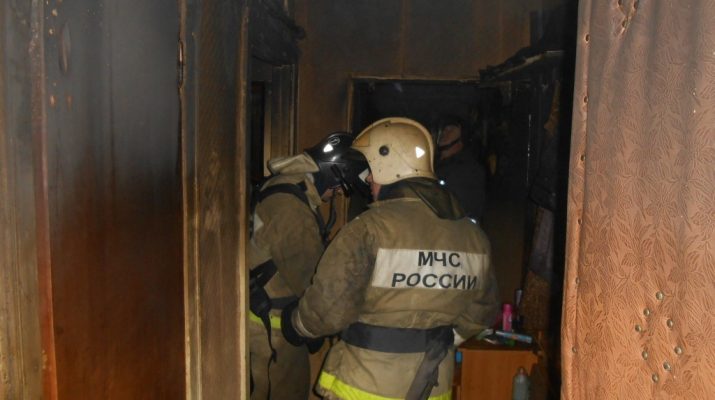 Астраханские спасатели потушили балкон и жилой дом