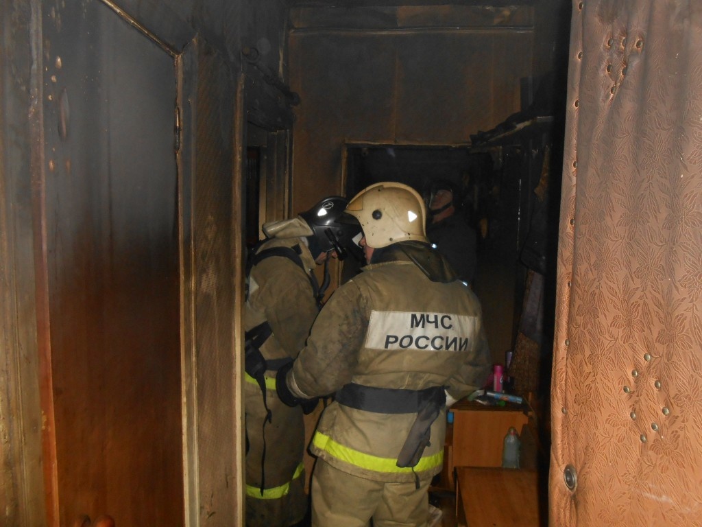 Астраханские спасатели потушили балкон и жилой дом