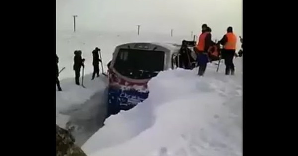 В Казахстане снегом завалило поезд