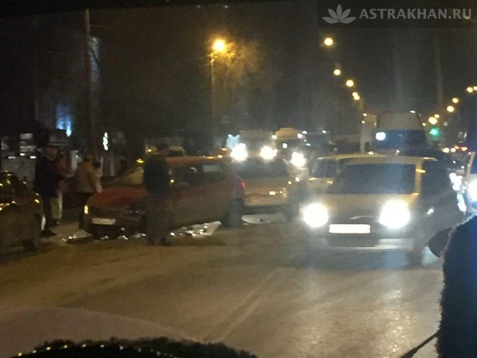 На Николая Островского молодой водитель устроил массовую аварию