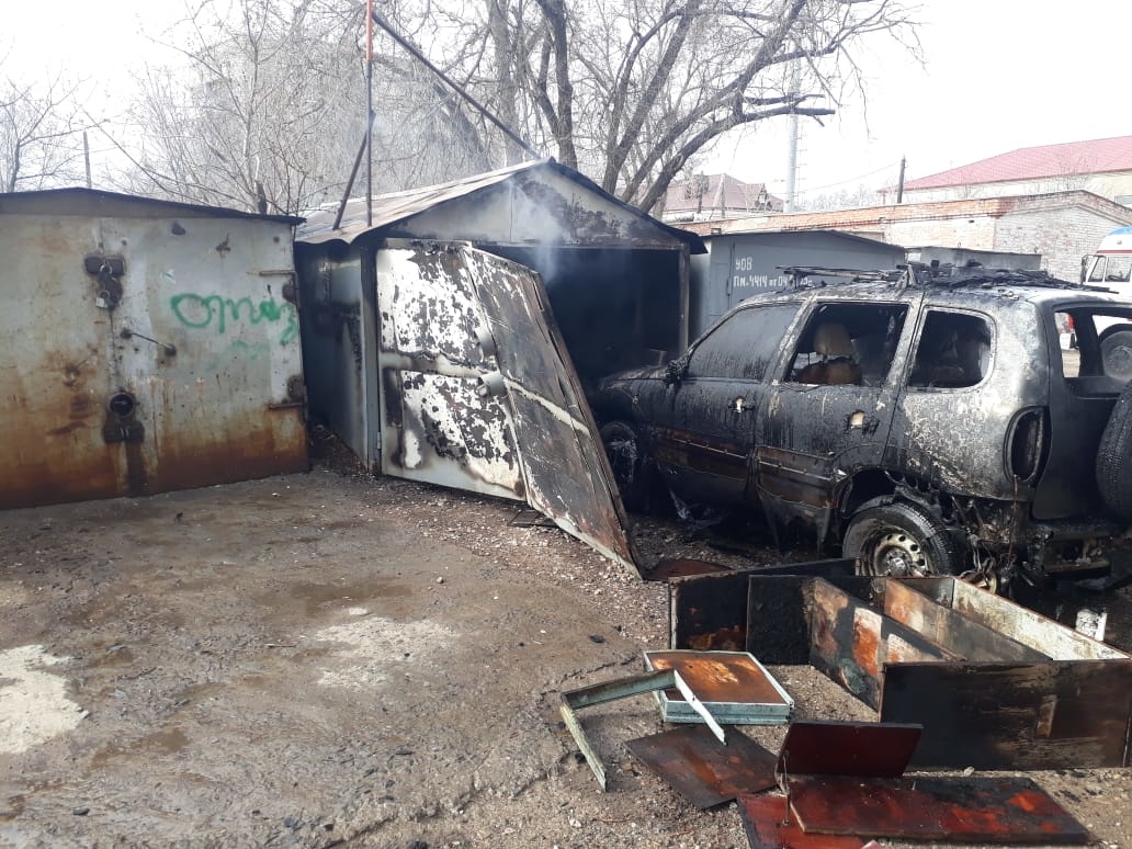 В Астрахани сгорел гараж