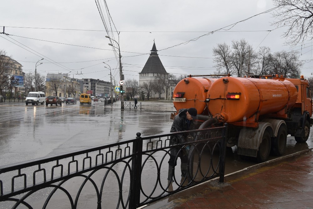 В Астрахани откачивают лужи