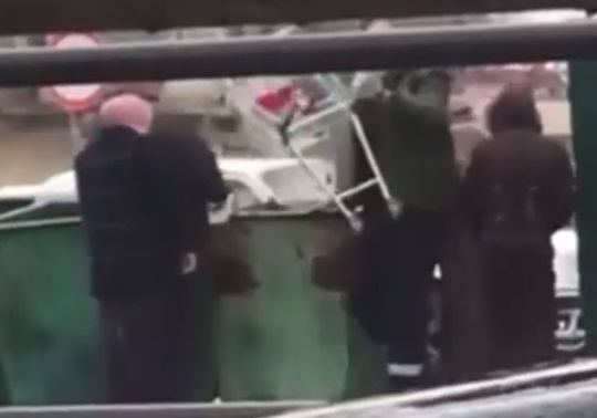 Астраханцы достают еду из мусорных баков
