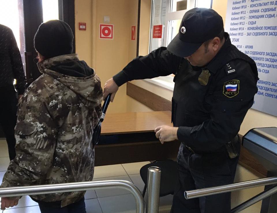 Астраханец пытался пронести нож в здание суда
