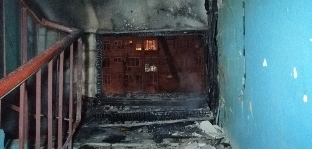 В Астрахани сгорел подъезд