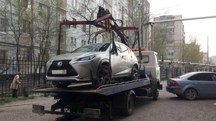 Астраханские приставы забрали автомобили должников