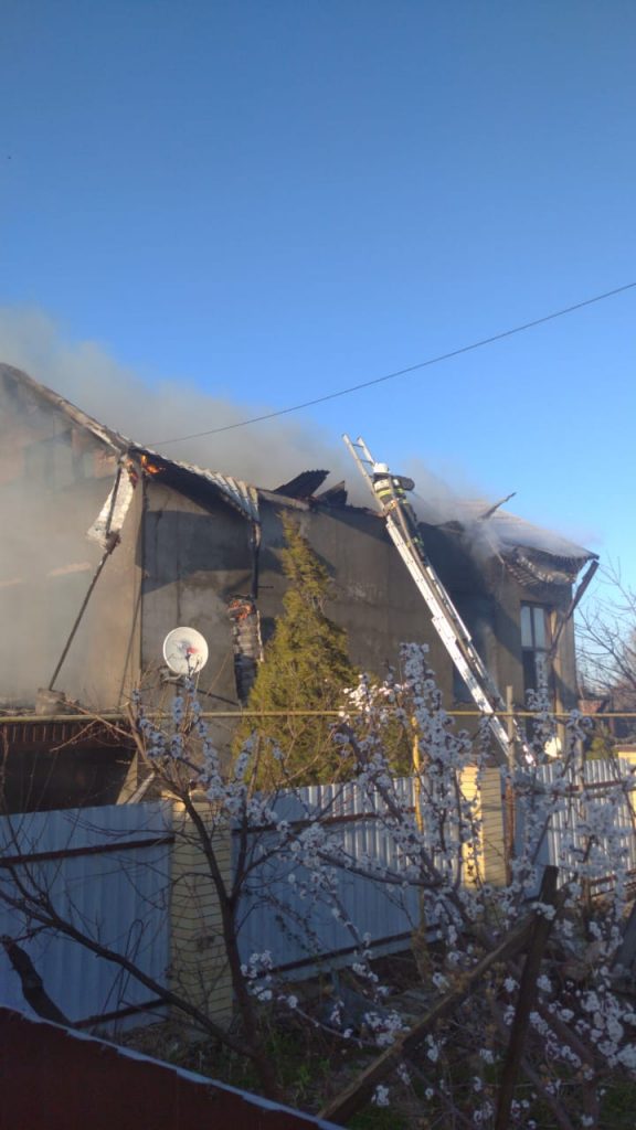 В Астрахани сгорел дом